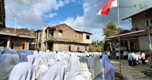 Roudlotul 'Ulum, Kamis, 22 Oktober 2026 – Dalam rangka memperingati Hari Santri Nasional (HSN) Tahun 2026, Pondok Pesantren Roudlotul 'Ulum melaksanakan kegiatan Upacara Bendera yang berlangsung khidmat pada hari Kamis, 22 Oktober 2026 pukul 14.00 WIB di halaman pondok pesantren.Kegiatan ini diikuti oleh seluruh santri dan santriwati, dewan asatidz, serta pengurus pondok dengan penuh semangat dan kedisiplinan. Para peserta upacara mengenakan pakaian yang rapi dan seragam, mencerminkan sikap hormat serta kecintaan terhadap tanah air dan nilai-nilai kepesantrenan.
Upacara diawali dengan pengibaran bendera Merah Putih, dilanjutkan pembacaan teks Pancasila, Undang-Undang Dasar 1945, serta amanat pembina upacara. Dalam amanatnya disampaikan bahwa Hari Santri merupakan momentum untuk mengenang perjuangan para ulama dan santri dalam memperjuangkan kemerdekaan bangsa, sekaligus meneguhkan peran santri dalam menjaga persatuan, keutuhan, dan kemajuan Indonesia.
Peringatan Hari Santri Nasional tahun ini menjadi sarana untuk menanamkan semangat nasionalisme, memperkuat karakter santri yang berakhlakul karimah, serta meningkatkan rasa tanggung jawab dalam melanjutkan perjuangan para pendahulu melalui pendidikan, dakwah, dan pengabdian kepada masyarakat.
Melalui kegiatan ini, Pondok Pesantren Roudlotul 'Ulum berharap seluruh santri dapat terus menjadi generasi yang berilmu, beriman, berakhlak mulia, serta mampu memberikan kontribusi positif bagi agama, bangsa, dan negara.
Selamat Hari Santri Nasional 2026
"Santri Hebat, Indonesia Kuat."
Dokumentasi Kegiatan:
Pelaksanaan upacara berlangsung dengan tertib dan khidmat, diikuti oleh seluruh santri putra dan putri Pondok Pesantren Roudlotul 'Ulum sebagai wujud penghormatan terhadap jasa para ulama dan pejuang bangsa.